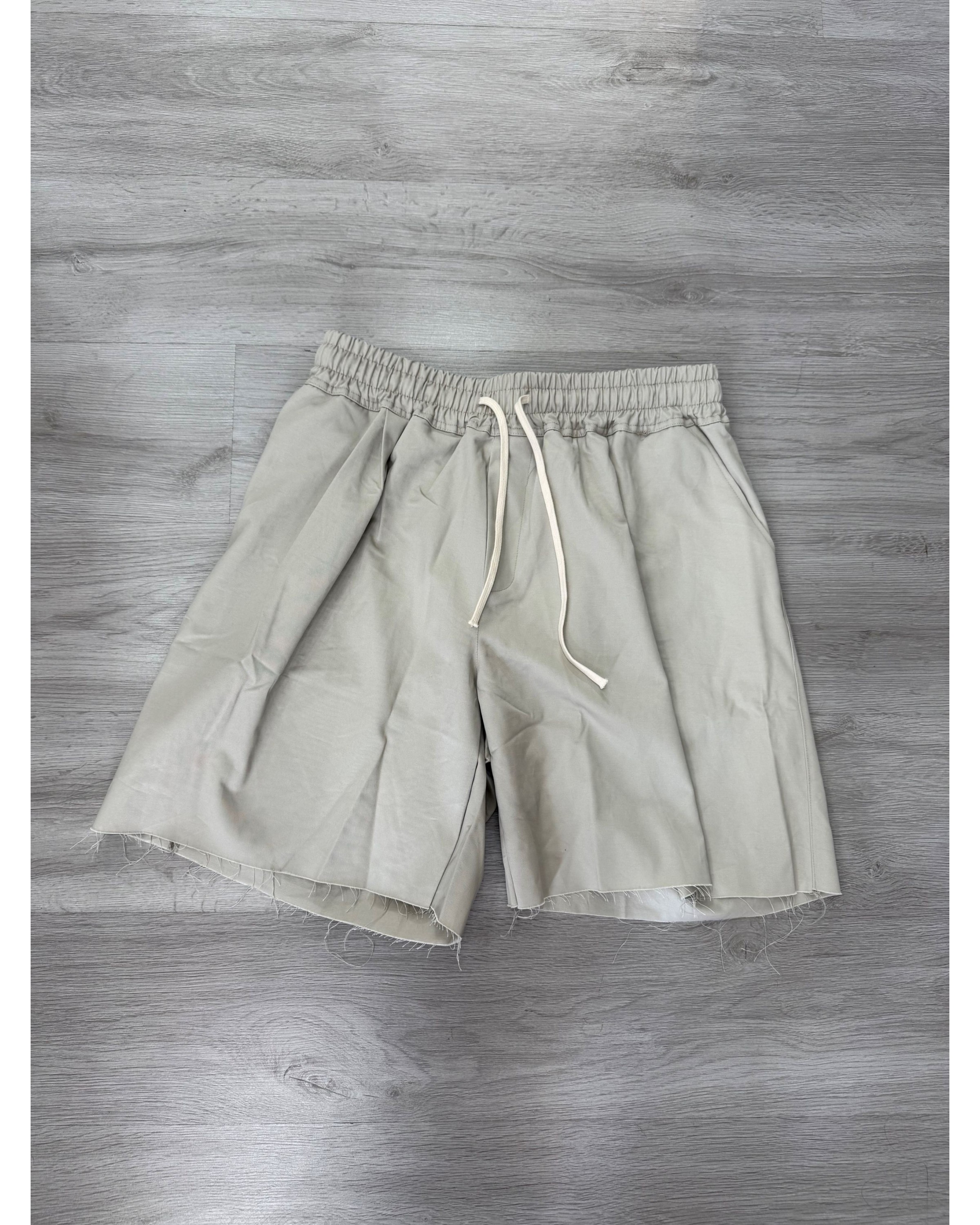 Pantaloncino taglio vivo over beige