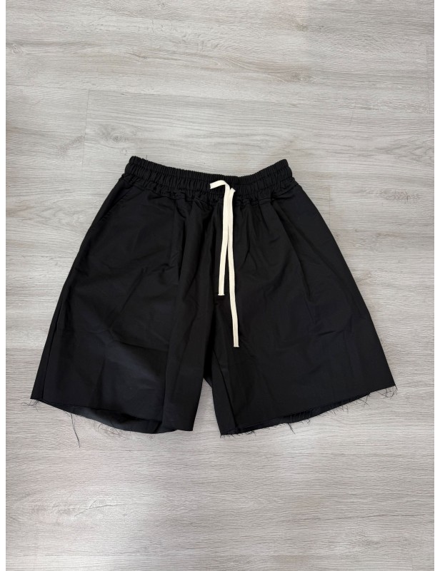 Pantaloncino taglio vivo over nero