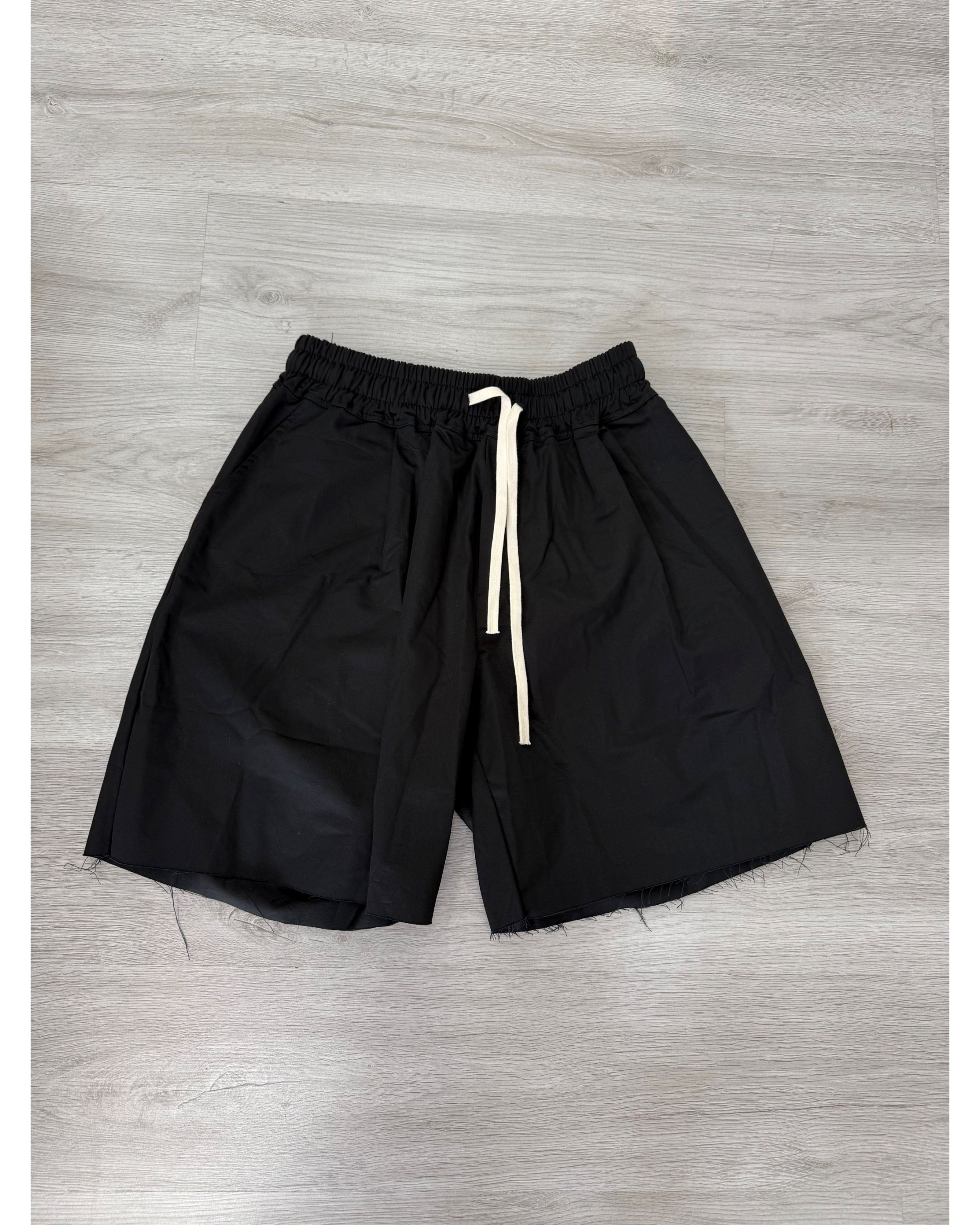 Pantaloncino taglio vivo over nero