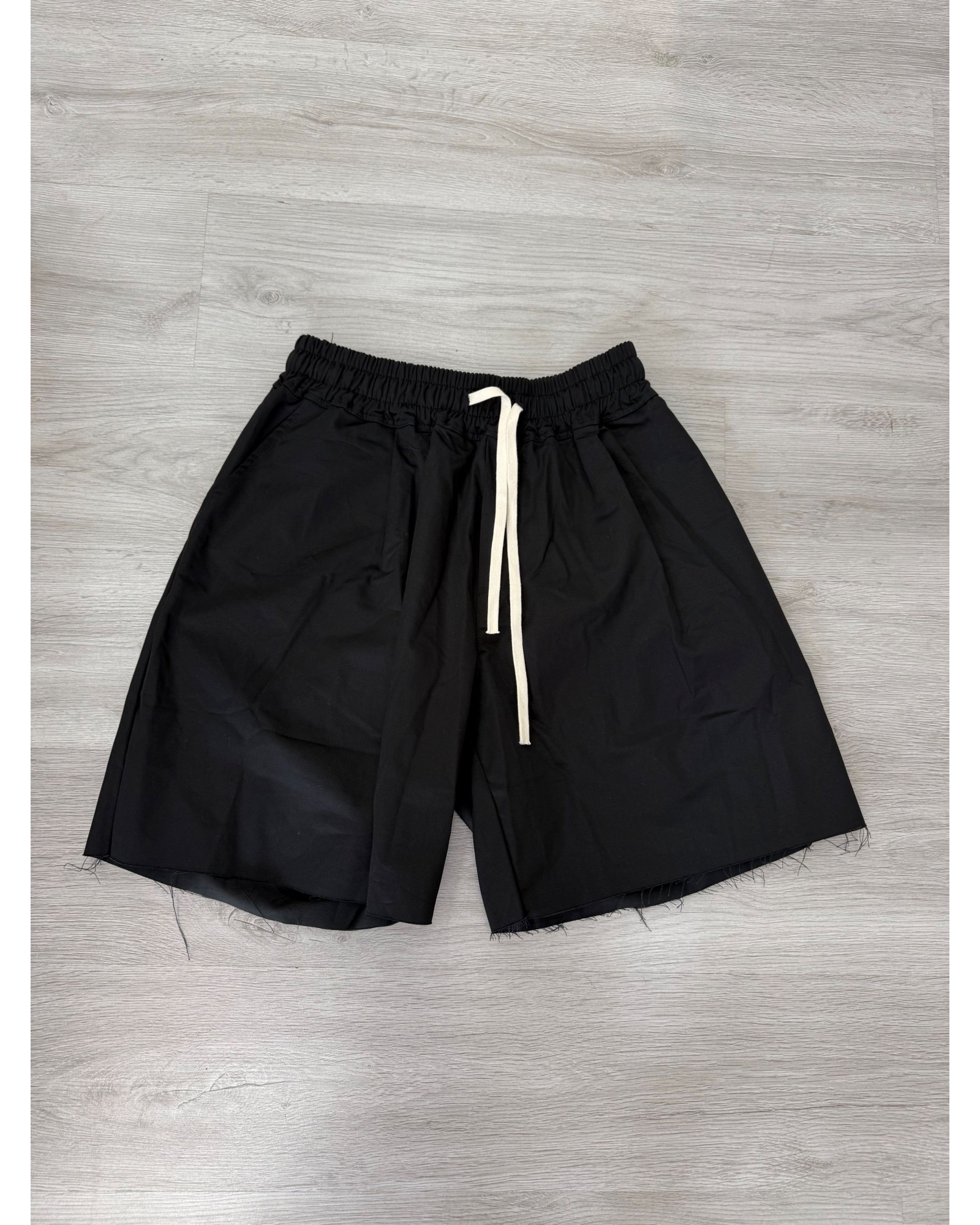 Pantaloncino taglio vivo over nero