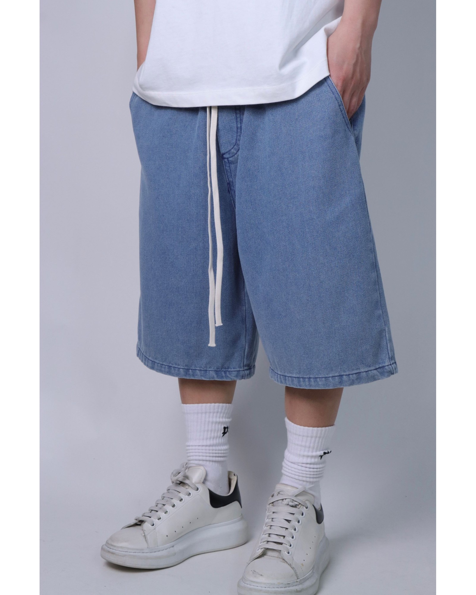 Pantaloncini in jeans slavati