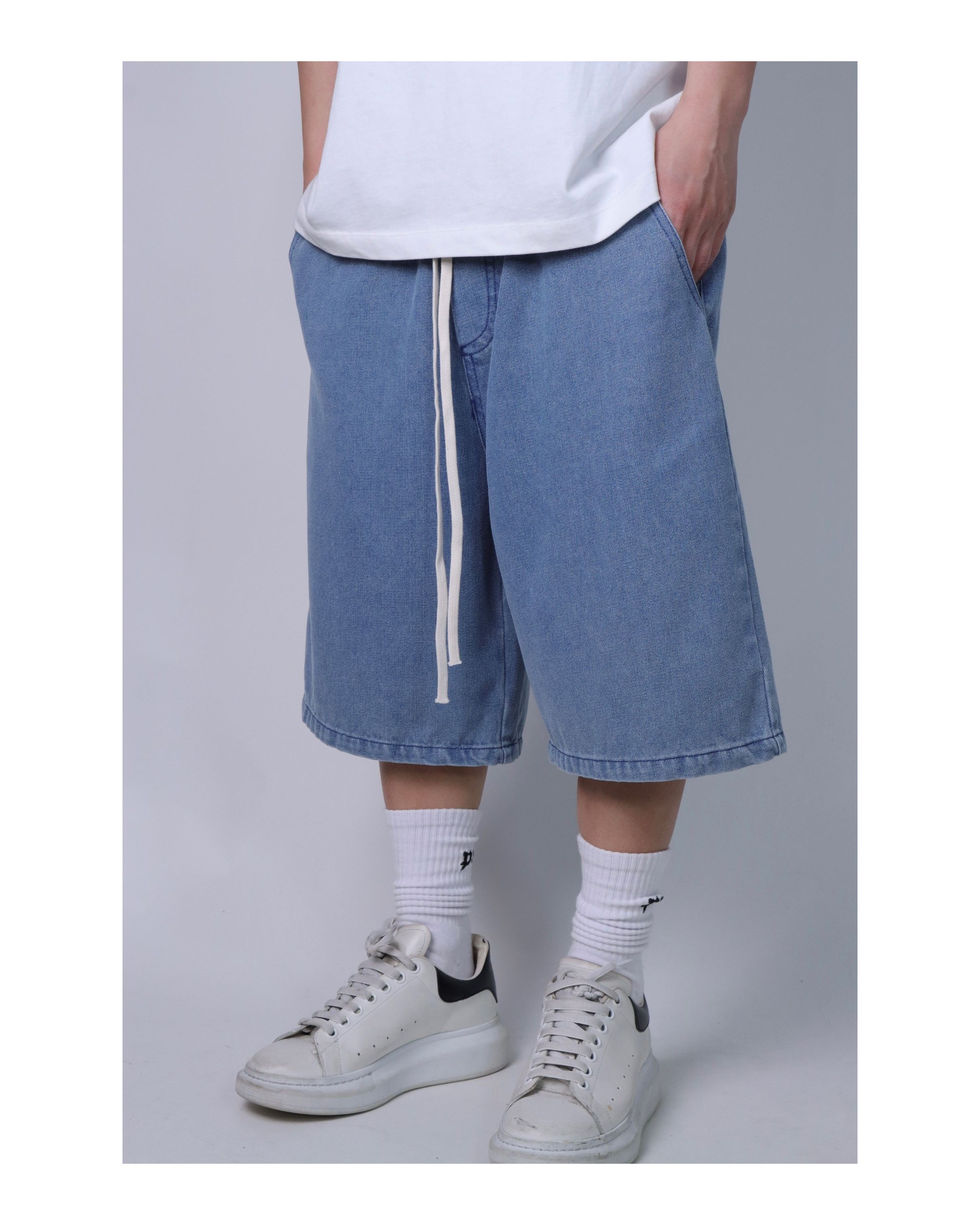 Pantaloncini in jeans slavati